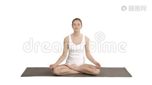 女孩不能专注于瑜伽从一些人的笑话在白色背景。视频