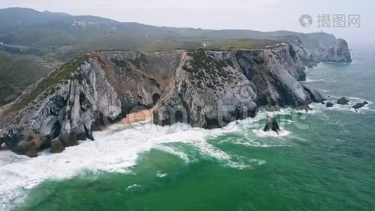 葡萄牙大西洋海岸普拉亚达阿德拉加海滩岩石悬崖形成的空中景观。 帕科灯塔酒店视频