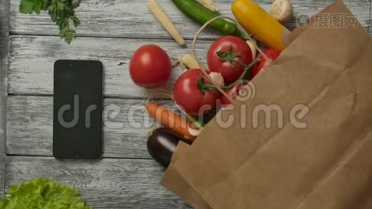 蔬菜在智能手机和杂货附近旋转。 素食观念。视频