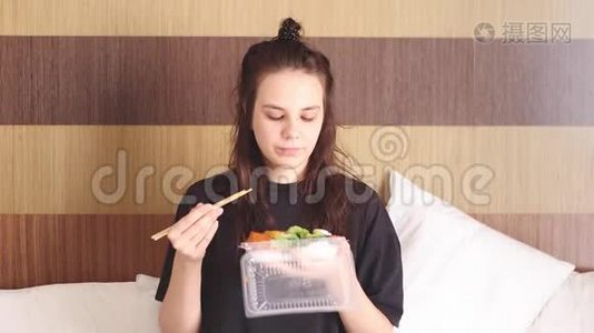 年轻漂亮的女人吃健康的食物视频