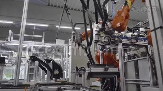 自动机器人中心前照灯的生产，机器人粘合前照灯视频
