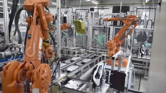 汽车自动化工业机器人中心前照灯的胶水视频