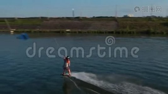 女孩守夜人骑着湖水。 湖中索道的航拍镜头..视频