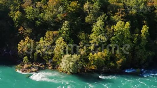 在陡峭的山坡上美丽的重量。 下游是尼亚加拉河。 美国和加拿大的性质。 4K10钻头视频