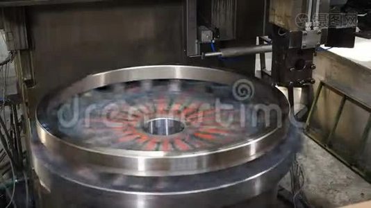 工业金属加工。 重型工业制造工厂使用车床设备.. 金属凿子视频
