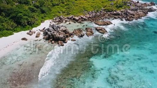 空中无人机拍摄的热带天堂海滩AnseCoco。 岩石海岸，白色沙滩环绕视频