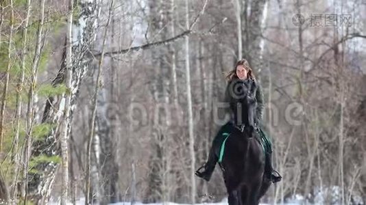 早春。 一个微笑的女人在森林里骑马视频