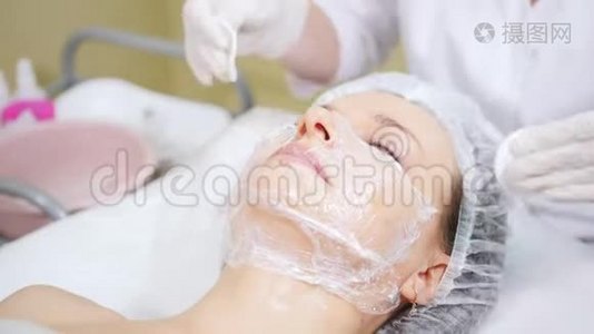 美容师清洗客户`面部，在美容诊所做美容手术。视频