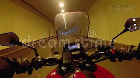 莫托自行车手在欧洲的一条隧道里骑在高速公路上。 从车轮后面看。 POV视频