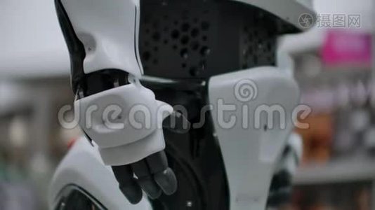 一个商人的手和一个Android机器人握手。 人类与人工智能互动的概念视频