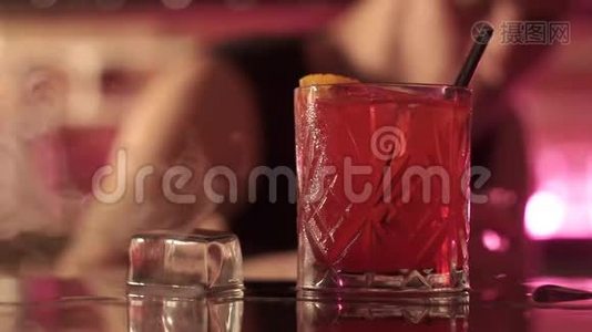 加干冰的Negroni鸡尾酒视频