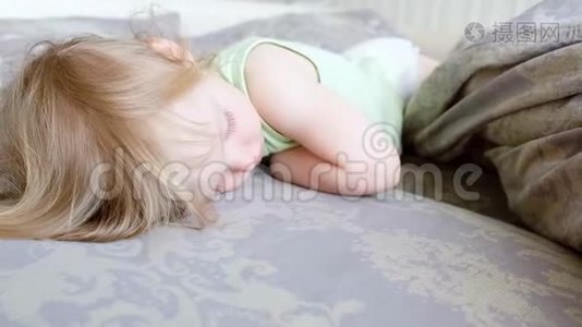 可爱的女婴睡觉醒来。 小女孩`不想醒来。 早上很懒。视频