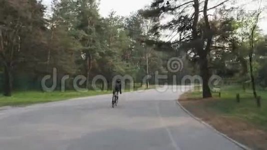 骑自行车的人一个人在公园里训练比赛。 后面跟着骑自行车的人骑自行车。视频