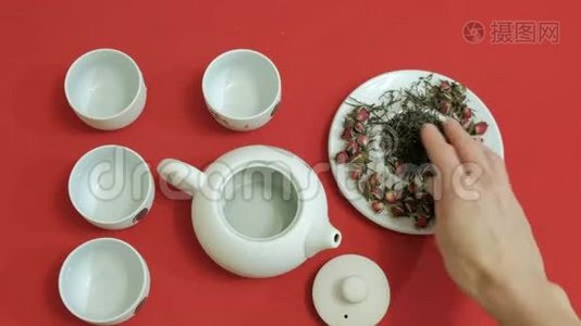 传统茶杯茶壶、红灯芯绒面料背景的中国茶道视频