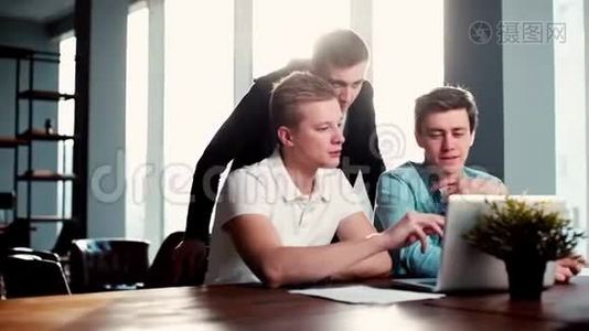 商务团队年轻人用笔记本电脑说话策略视频