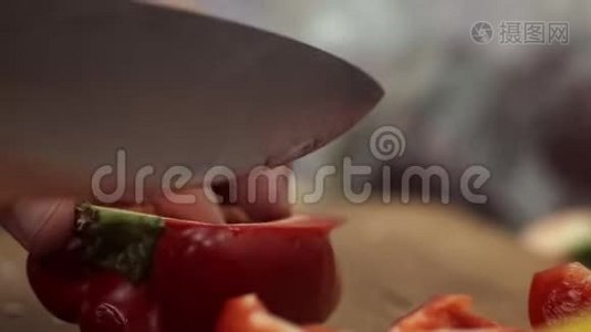煮手切一片红辣椒.. 多汁辣椒片视频