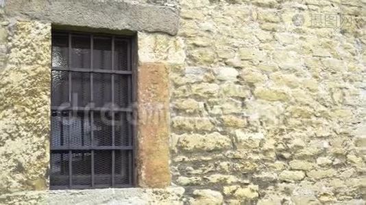 窗户上有一个古老的西班牙教堂的栅栏，在一个石头立面上视频