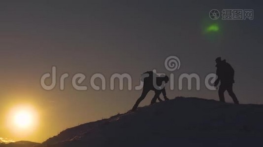 登山者在夕阳的照耀下征服了一座山后，举起双手，从快乐中跳了出来视频
