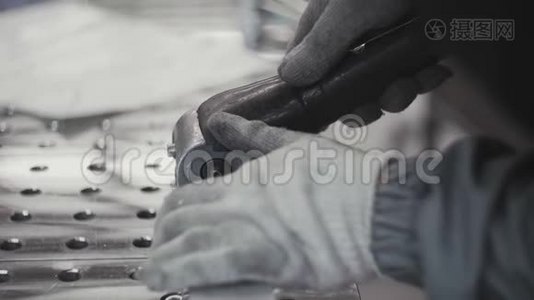 工人手中的手套切割金属管视频