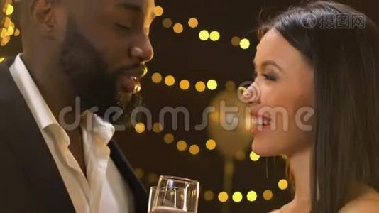 自信的黑人男子与亚洲女士调情，聊天，喝香槟视频