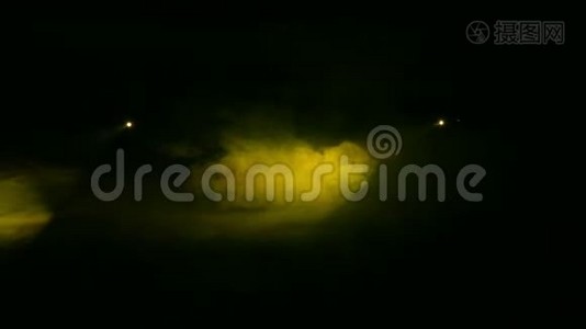 光线在烟雾毯的黑暗中产生黄色轮廓聚光灯视频
