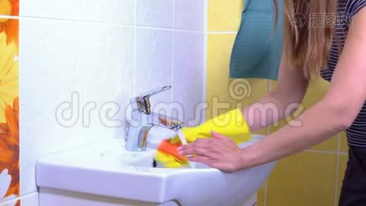 一个女人正在打扫水槽。视频