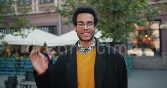 快乐的非裔美国人站在街上表现出良好的微笑视频