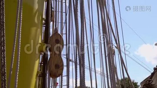 历史上的帆船上绳索和卷轴的细节视频