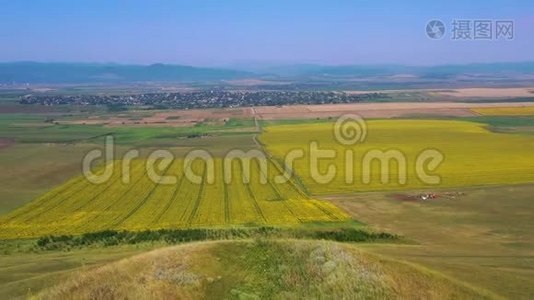 夏季乡村风景、青山和有色文化领域的飞行无人机视频