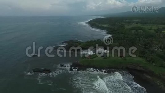 巴厘岛附近海洋的高角度视野，多岩石的海岸线上长满了草视频