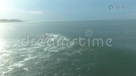 巴厘岛阳光明媚，一位女士正在巨浪上冲浪，空中拍摄视频