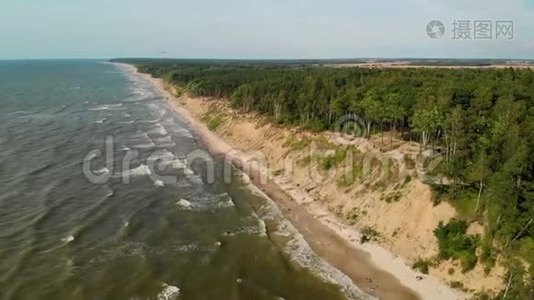 一架滑翔伞飞过立陶宛荷兰船长上空的鸟瞰图视频