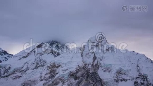 珠穆朗玛峰和努普特山脉.. 喜马拉雅山，尼泊尔视频