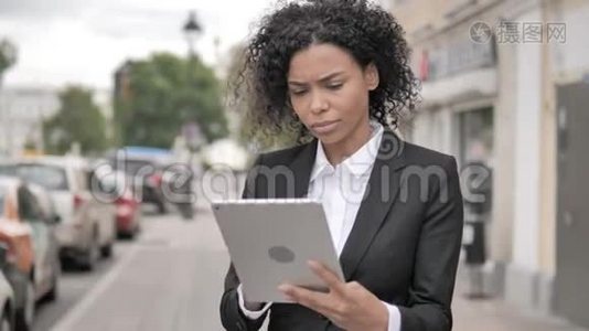 非洲女商人使用平板电脑，站在户外人行道上视频