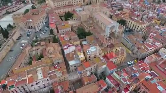 鸟瞰历史街区和塔拉戈纳大教堂视频
