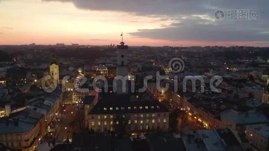 晚上在屋顶上空飞行。 古老的欧洲城市。 乌克兰利沃视频