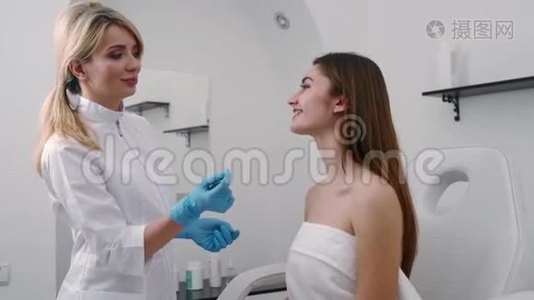 整形外科医生或美容专家检查女性`面部，用手触摸，检查后愈合的皮肤视频