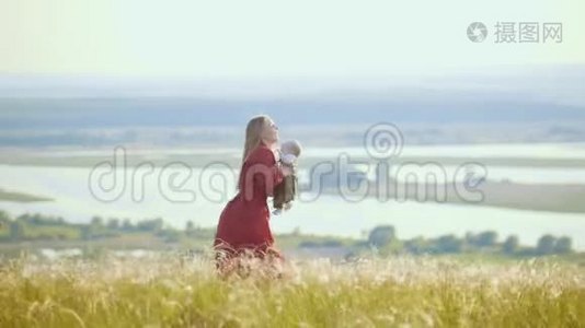 一个女人在田里玩她的小宝贝-把小宝贝扔起来视频