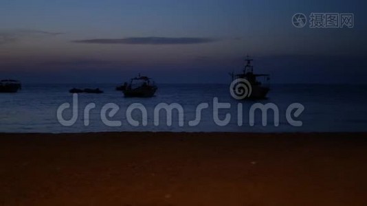 地中海海滨的形象，夜间停泊渔船视频