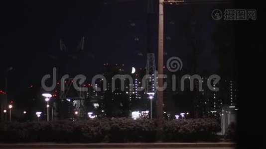 夜城月亮交通大道摩天大楼视频