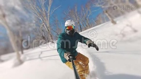 滑雪坡上滑雪者的雪尘云。 自由，极限运动的概念，从堪察加`下降视频