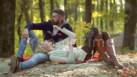 秋天的一对。 秋天公园里的幸福夫妇。 一家人在秋天公园玩，玩得很开心。视频