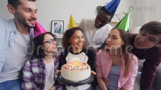 各族朋友一起庆祝生日，唱着生日歌，在蛋糕上吹蜡烛视频