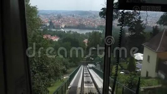 从藤轮向上俯瞰布拉格全景视频