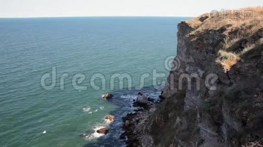 巨大的海滨悬崖，海浪拍打海岸线，俯视风景视频