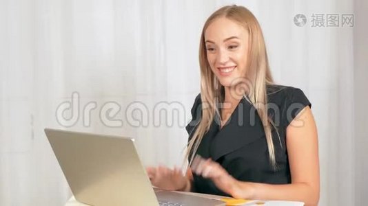 女孩正在一台金色的笔记本电脑后面工作视频