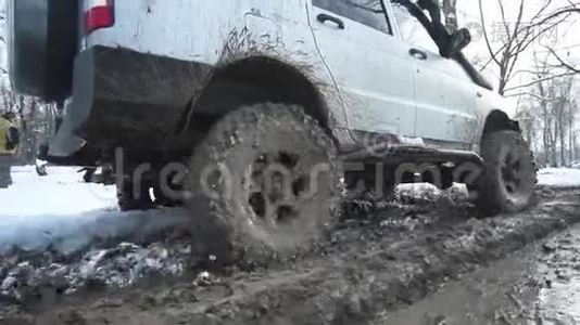 吉普车穿过泥泞视频