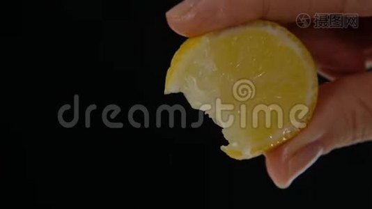 一个女人的手捏着一个黄色的柠檬，大镜头视频