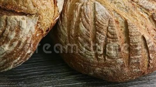 从木桌上的两个全圆小麦面包取出视频