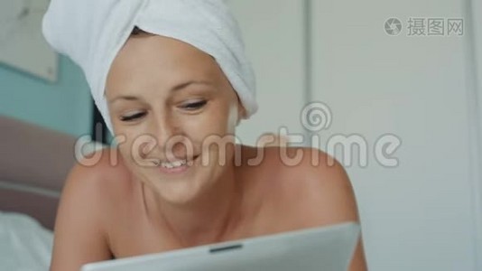 使用平板电脑摄像头进行视频聊天的快乐女人视频